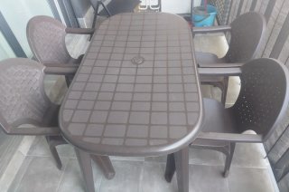 Mesa de jardín ovalada de plástico y 4 sillas