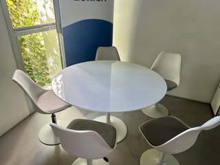 Mesa redonda blanca y 4 sillas