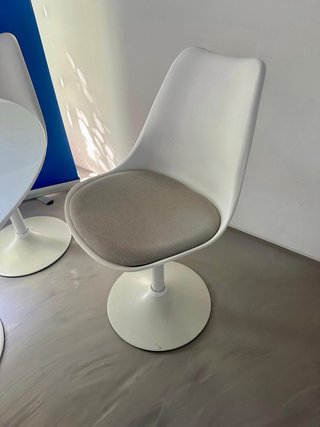 Mesa redonda blanca y 4 sillas