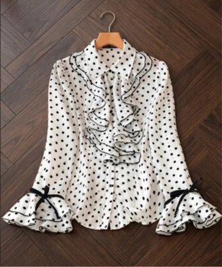 Blusa lunares volantes