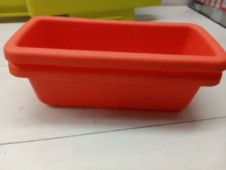 Giardino verde con secchio rosso