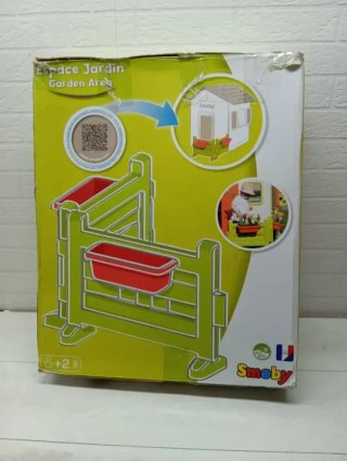 Giardino verde con secchio rosso