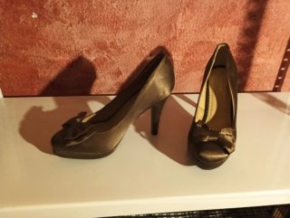 Zapatos de tacón marron de satén con lazo