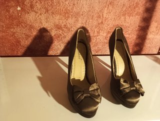 Zapatos de tacón marron de satén con lazo
