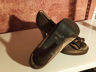 Zapatos de tacón marron de satén con lazo