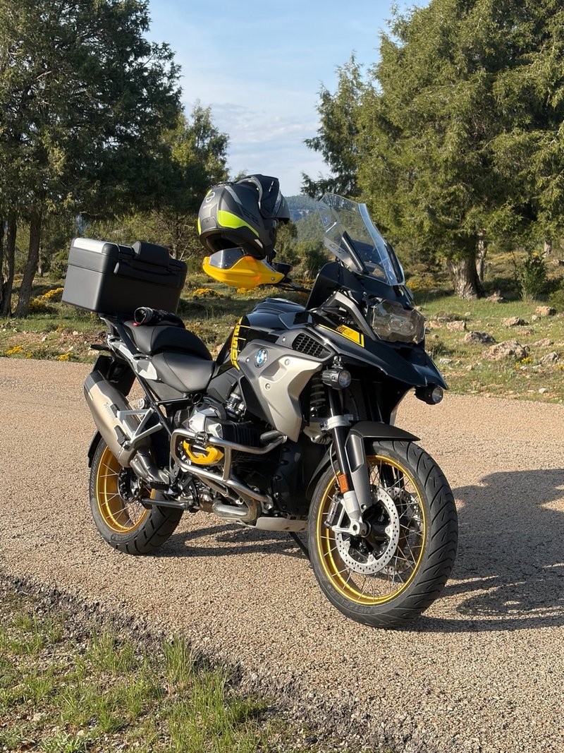 BMW Moto Trail Adventure Negra y Amarilla