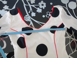 Traje flamenca blanco con  lunares negros.