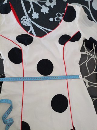 Traje flamenca blanco con  lunares negros.