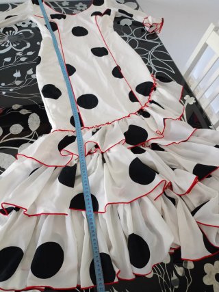 Traje flamenca blanco con  lunares negros.