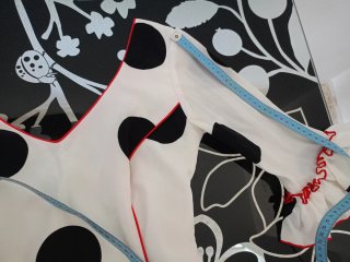 Traje flamenca blanco con  lunares negros.