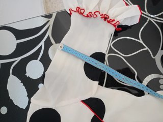 Traje flamenca blanco con  lunares negros.