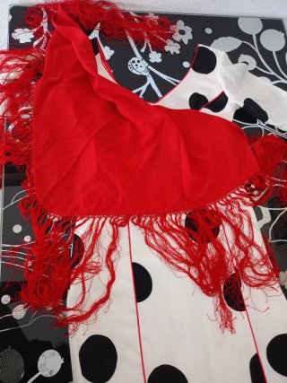Traje flamenca blanco con  lunares negros.