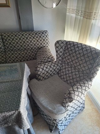 Conjunto de sillones tapizados y sillas