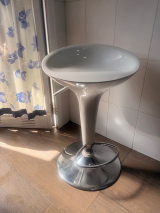 Silla de cocina giratoria plateada y blanca