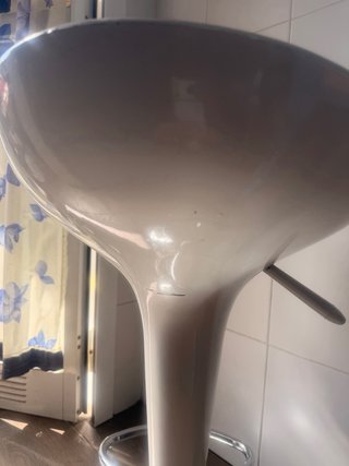 Silla de cocina giratoria plateada y blanca