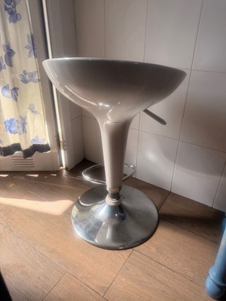 Silla de cocina giratoria plateada y blanca