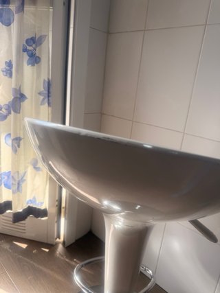 Silla de cocina giratoria plateada y blanca