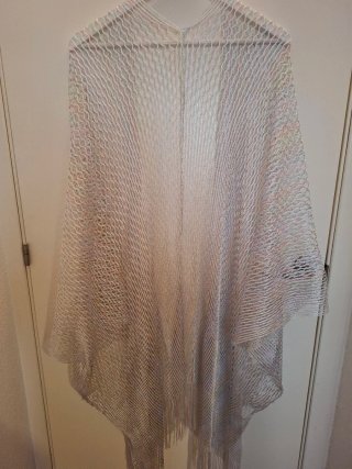Kimono abierto plateado con flecos