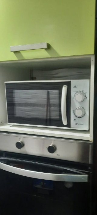 Microondas blanco con mandos
