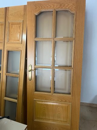 Puerta doble de madera con cristal