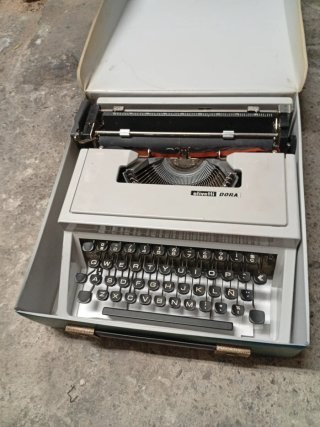 Máquina de escribir Olivetti Dora