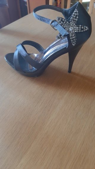 Zapato de fiesta gris con pedrería