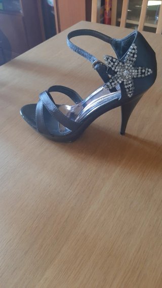 Zapato de fiesta gris con pedrería