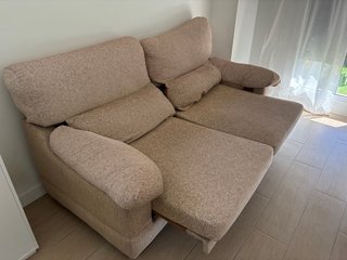 Sofá de tela beige