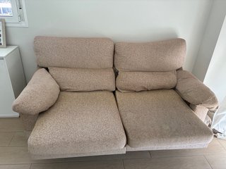 Sofá de tela beige