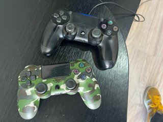 PS4 Slim 1TB + 2 Mandos (1 mando oficial + cables)