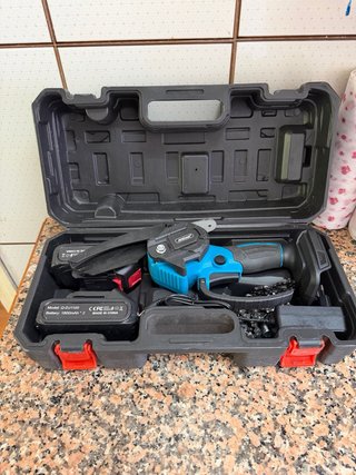 Mini motosierra Andowl con baterías y maletín