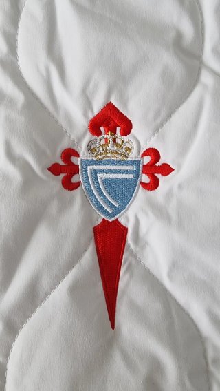 Chaqueta Celta College Hummel Blanca y Celeste.