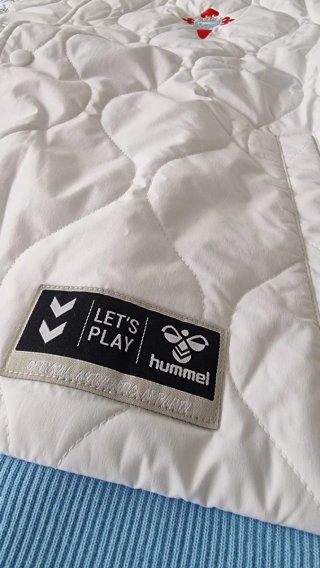 Chaqueta Celta College Hummel Blanca y Celeste.