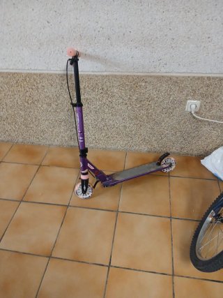 Patinete Morado con Ruedas Blancas