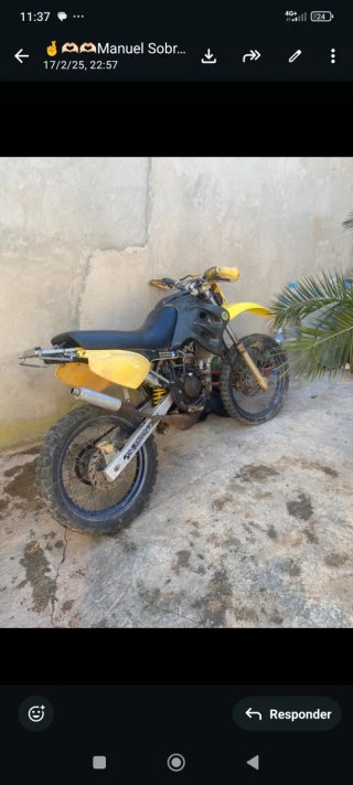 Moto Enduro/Motocross Negra y Amarilla