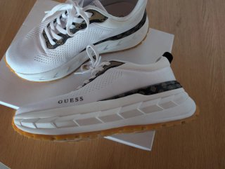 Zapatillas Guess Blancas y Multicolor