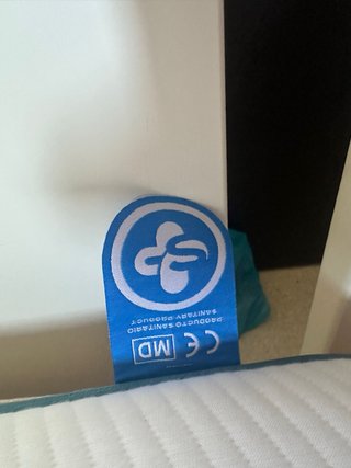Cuna de bebé blanca con colchón