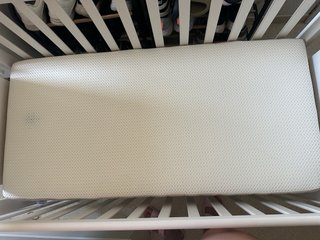 Cuna de bebé blanca con colchón