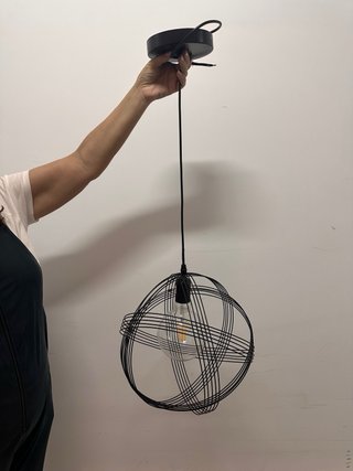 Lámpara colgante de alambre negro