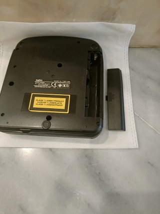 Reproductor CD Sanyo BassXpander Portátil