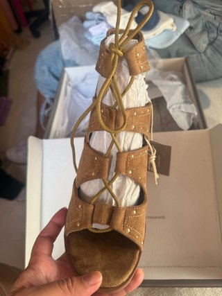 Botines de tacón con cordones marrones