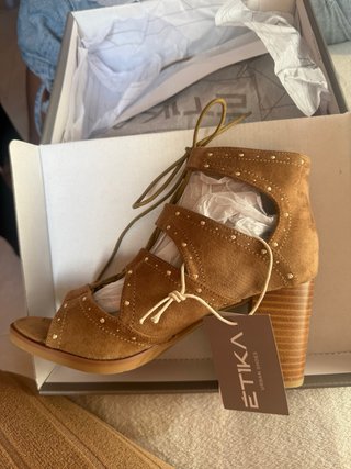 Botines de tacón con cordones marrones