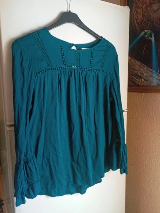 Blusa verde azulado con detalles