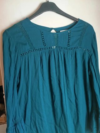 Blusa verde azulado con detalles