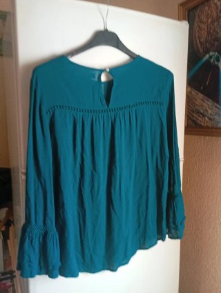 Blusa verde azulado con detalles