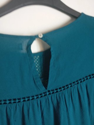 Blusa verde azulado con detalles