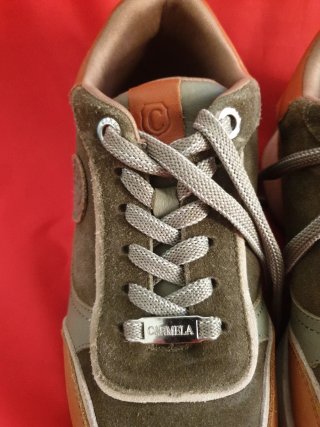 Zapatos de trekking marrones y verdes