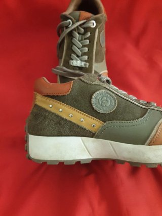 Zapatos de trekking marrones y verdes