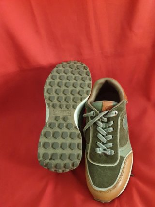 Zapatos de trekking marrones y verdes