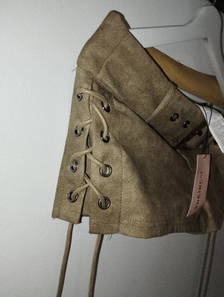Pantalón corto caqui con cordones y hebilla